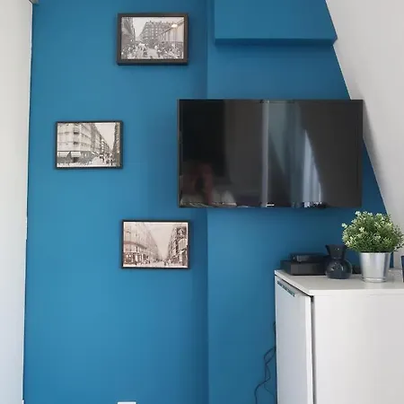 17 - Compact 10m2 -110 Sqf - Coeur Batignolles - Entièrement Rénové - Vue Toits - Idéal Solo Traveler
