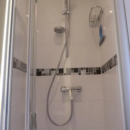 17 - Compact 10m2 -110 Sqf - Coeur Batignolles - Entièrement Rénové - Vue Toits - Idéal Solo Traveler Appartamento *