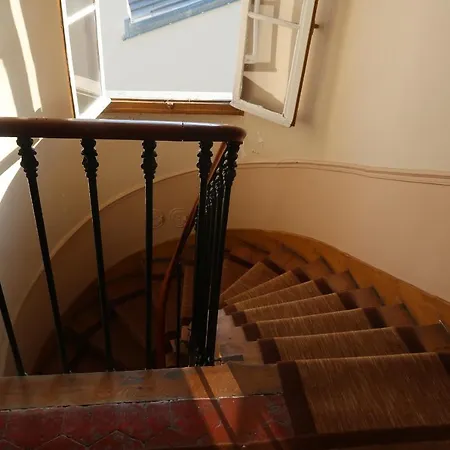 17 - Compact 10m2 -110 Sqf - Coeur Batignolles - Entièrement Rénové - Vue Toits - Idéal Solo Traveler * Parigi