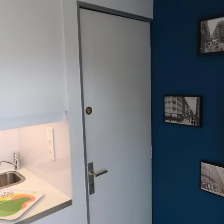 17 - Compact 10m2 -110 Sqf - Coeur Batignolles - Entièrement Rénové - Vue Toits - Idéal Solo Traveler Appartamento *