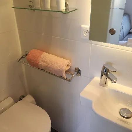 17 - Coeur Batignolles - Beau 10 M2 -110 Sqf - Etat Neuf - Calme - Idéal Personne - Single Occupancy Appartamento *