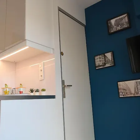 17 - Compact 10m2 -110 Sqf - Coeur Batignolles - Entièrement Rénové - Vue Toits - Idéal Solo Traveler Parigi