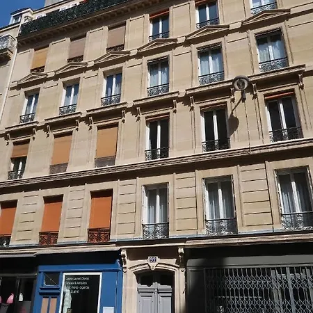 Appartamento 17 - Compact 10m2 -110 Sqf - Coeur Batignolles - Entièrement Rénové - Vue Toits - Idéal Solo Traveler *