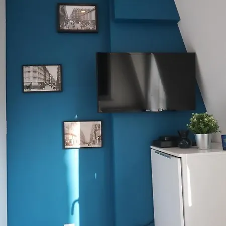 17 - Coeur Batignolles - Beau 10 M2 -110 Sqf - Etat Neuf - Calme - Idéal Personne - Single Occupancy *