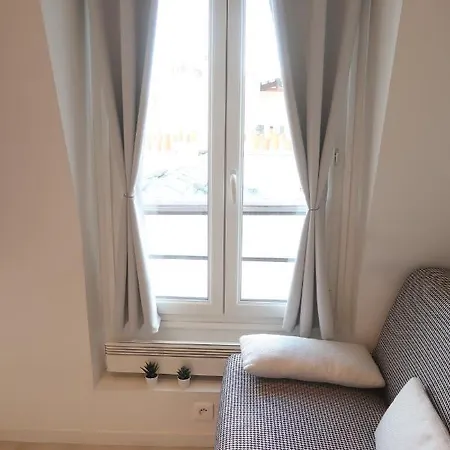 Apartment 17 - Coeur Batignolles - Beau 10 M2 -110 Sqf - Etat Neuf - Calme - Ideal Personne - Single Occupancy *