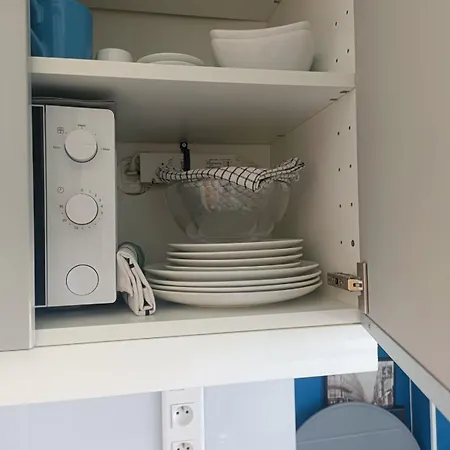 17 - Compact 10m2 -110 Sqf - Coeur Batignolles - Entièrement Rénové - Vue Toits - Idéal Solo Traveler * Parigi