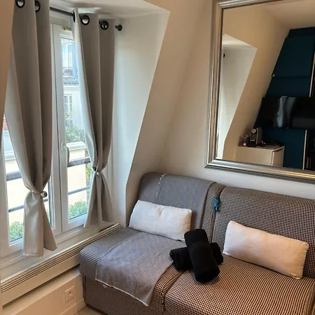 17 - Compact 10m2 -110 Sqf - Coeur Batignolles - Entièrement Rénové - Vue Toits - Idéal Solo Traveler Appartamento