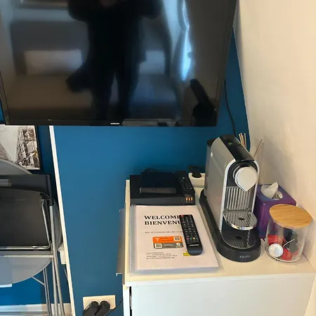17 - Compact 10m2 -110 Sqf - Coeur Batignolles - Entièrement Rénové - Vue Toits - Idéal Solo Traveler Appartamento *