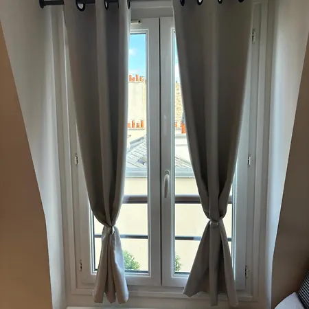 17 - Coeur Batignolles - Beau 10 M2 -110 Sqf - Etat Neuf - Calme - Ideal Personne - Single Occupancy *