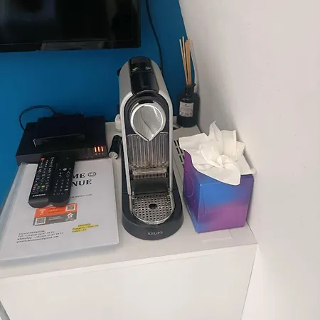 17 - Compact 10m2 -110 Sqf - Coeur Batignolles - Entièrement Rénové - Vue Toits - Idéal Solo Traveler Parigi