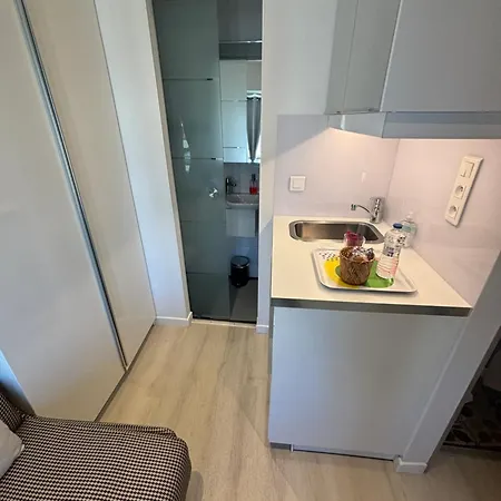 17 - Compact 10m2 -110 Sqf - Coeur Batignolles - Entièrement Rénové - Vue Toits - Idéal Solo Traveler Appartamento
