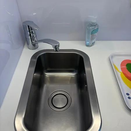 Appartamento 17 - Coeur Batignolles - Beau 10 M2 -110 Sqf - Etat Neuf - Calme - Idéal Personne - Single Occupancy Parigi