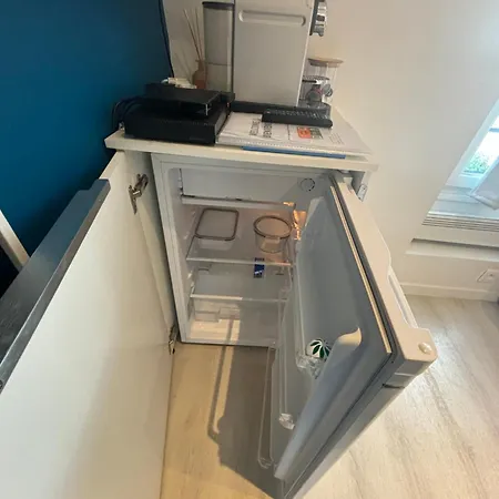 17 - Compact 10m2 -110 Sqf - Coeur Batignolles - Entièrement Rénové - Vue Toits - Idéal Solo Traveler *