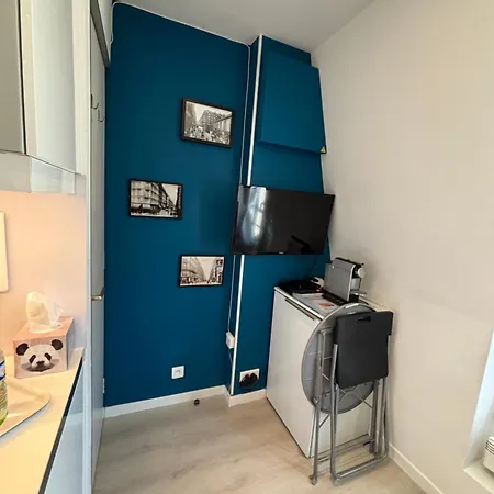 Appartamento 17 - Compact 10m2 -110 Sqf - Coeur Batignolles - Entièrement Rénové - Vue Toits - Idéal Solo Traveler *