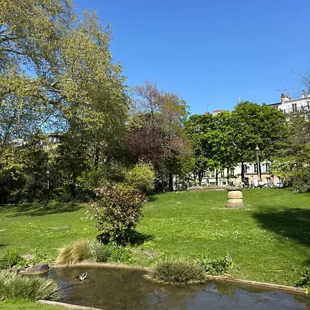 17 - Compact 10m2 -110 Sqf - Coeur Batignolles - Entièrement Rénové - Vue Toits - Idéal Solo Traveler Appartamento Parigi