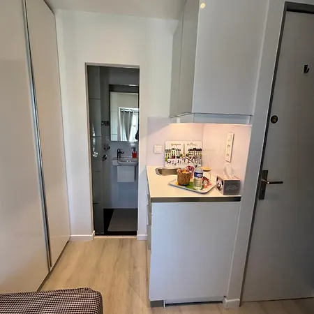17 - Compact 10m2 -110 Sqf - Coeur Batignolles - Entièrement Rénové - Vue Toits - Idéal Solo Traveler *