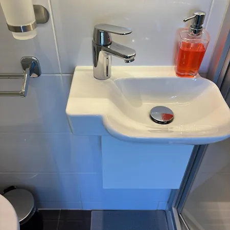 17 - Coeur Batignolles - Beau 10 M2 -110 Sqf - Etat Neuf - Calme - Idéal Personne - Single Occupancy Appartamento Parigi