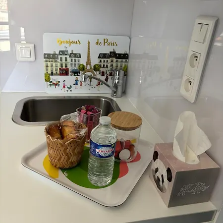 17 - Compact 10m2 -110 Sqf - Coeur Batignolles - Entièrement Rénové - Vue Toits - Idéal Solo Traveler Parigi