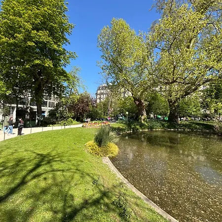 17 - Compact 10m2 -110 Sqf - Coeur Batignolles - Entièrement Rénové - Vue Toits - Idéal Solo Traveler