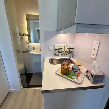 Appartamento 17 - Compact 10m2 -110 Sqf - Coeur Batignolles - Entièrement Rénové - Vue Toits - Idéal Solo Traveler Parigi