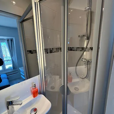 17 - Coeur Batignolles - Beau 10 M2 -110 Sqf - Etat Neuf - Calme - Idéal Personne - Single Occupancy *