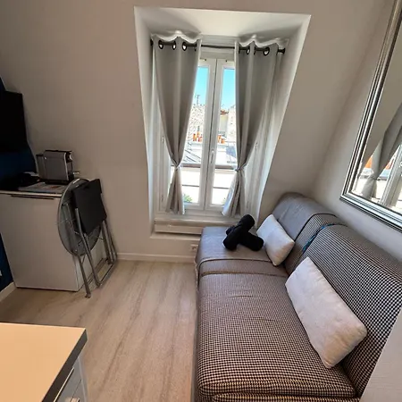 Appartamento 17 - Compact 10m2 -110 Sqf - Coeur Batignolles - Entièrement Rénové - Vue Toits - Idéal Solo Traveler *