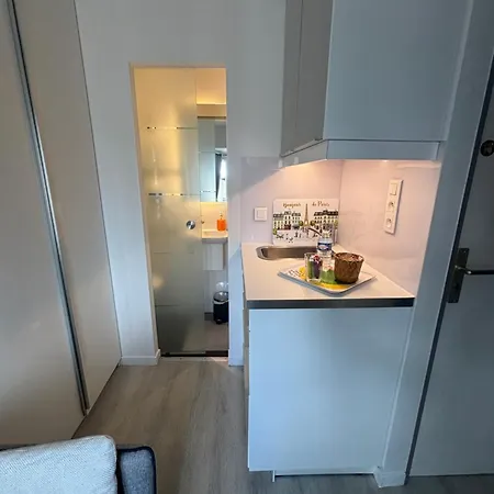 17 - Compact 10m2 -110 Sqf - Coeur Batignolles - Entièrement Rénové - Vue Toits - Idéal Solo Traveler Appartamento *