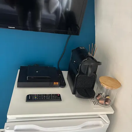17 - Compact 10m2 -110 Sqf - Coeur Batignolles - Entièrement Rénové - Vue Toits - Idéal Solo Traveler