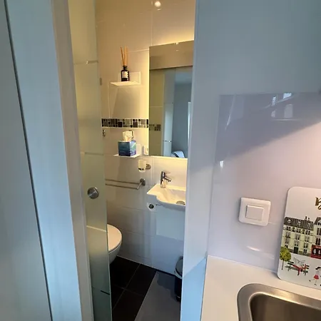 Appartamento 17 - Compact 10m2 -110 Sqf - Coeur Batignolles - Entièrement Rénové - Vue Toits - Idéal Solo Traveler *