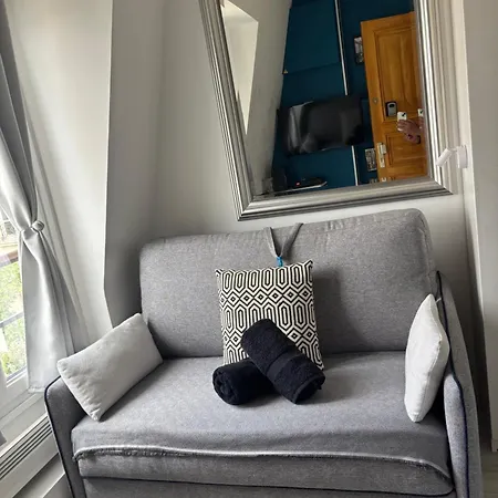 Appartamento 17 - Compact 10m2 -110 Sqf - Coeur Batignolles - Entièrement Rénové - Vue Toits - Idéal Solo Traveler